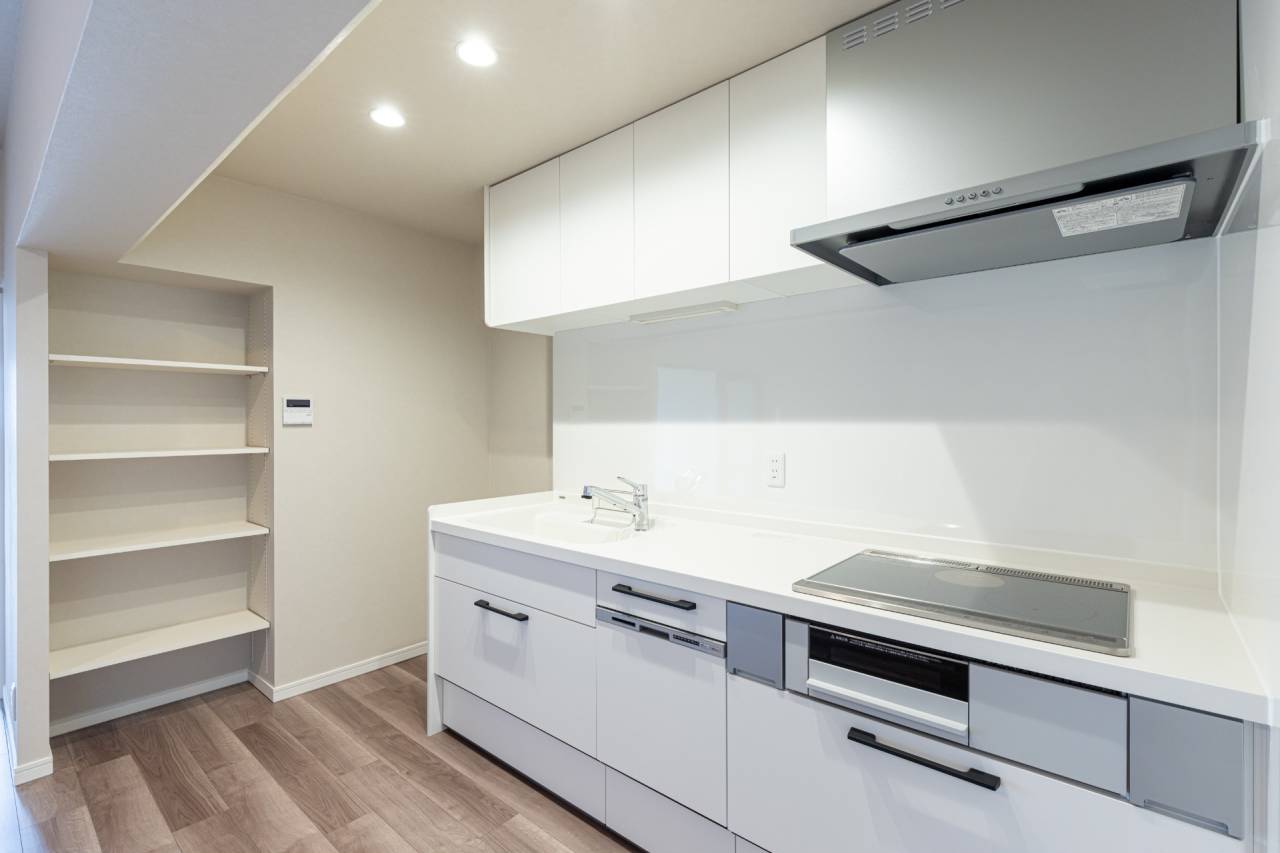 篠原サニーハイツ<br>買取物件リフォーム完了致しました。<br>やわらかな光広がる、間仕切りリビング